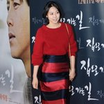 니트를 스커트에 넣어 입은 김민희