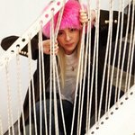 거대한 핑크 털모자 쓴 산다라박