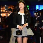 색깔 많이 안 쓰니 훨 예쁜 김유정 코디