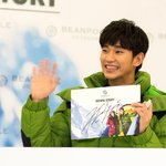 팬에게 악수를 건낸 김수현~ 김수현패딩 빈폴아웃도어 스키<b>도우</b>2