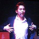 [시우민] 그렇지 ㅠ <b>가슴팍</b> ㅠ