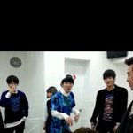 [블락비] 벌들 우지호가 태일이땜에 무릎꿇고 손드는거봄??