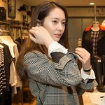 <b>오버</b>사이즈 코트 입은 크리스탈