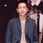 얼굴이 더욱 길어 보이는 이선균 최근 <b>헤어</b>스타일