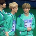 [세훈] 후드 모자않에 <b>물병</b>넣고 다님