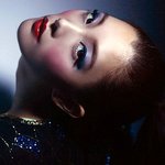 클라라 최근 복고틱한 화장과 <b>복장</b>