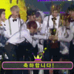 [시우민] 같은팀에게 트로피 건내주는 슈밍<b>엠씨</b>