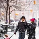 눈 오늘 거리를 <b>산책</b>하는 아만다 사이프리드-저스틴 롱 커플