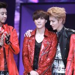 [카이] 크리스형 종인이 <b>토닥</b>... ㅠㅠ