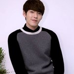 니트를 <b>입기</b> 위해 태어난 것 같은 김우빈