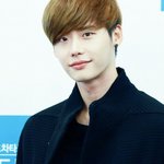 청바지 롤업해 입은 이종석ㅎㅎㅎ