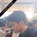 [카이] 공항에서 카이가 넘어진 팬 계속 쳐다봤대