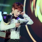 [시우민] 쇼챔트로피는 왜 이리 큰거야?