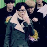 [CHEN] 여기요? <b>잠시</b>만요?