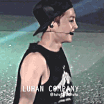 [시우민] 이 움짤 너무 예쁘다. 표정도 얼굴도 행동도.