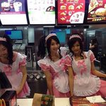 어느 섬나라의 맥도날드 여자<b>점원</b> 패션스타일