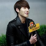 라이더 <b>쟈켓</b>이 어깨에 꽉 끼는 김우빈 너란 남자..