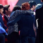 [시우민] 인피니트 <b>우현</b>분과 어깨동무했네!!