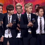 루민테 마이크주는데 안받아서 <b>박찬열</b> 받으려고 손뻗엇다가ㅋㅋㅋㅋㅋ