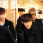 [시우민] 자자~ 그만하고 <b>인사</b>하는 민석이나 보자