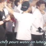 [카이] <b>다급</b>하게 도망가는 이유_GIF