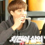 [카이] 일어나자마자 치킨 <b>섭취</b>..