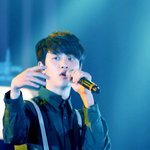 [도경수] 선물의리본끈을풀어보는경수