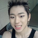 <b>올백</b>머리 셀카 찍은 男아이돌