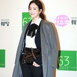 <b>턱시도</b> 돋는 의상 입은 정려원