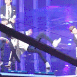 [<b>xoxo</b>] 종인이 손다치는움짤 ㅠㅠㅠㅠ