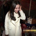 눈의 <b>요정</b> 돋는 한지민의 하얀 코트 핏