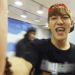 [CHEN] <b>모니터</b>에 얼굴을 가까이대면...