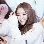 약간 각진 얼굴이라 더 <b>귀티</b> 나는 송지은