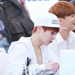 [시우민] 난<b>머리</b>에뭐얹어놓는게너무좋다