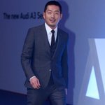 머리가 많이 자란 하정우