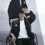 웃으면서 <b>손</b><b>인사</b>하는 아이돌