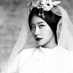 검붉은 립스틱을 포스 넘치게 소화하는 하지원