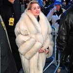 무서울 정도로 거대한 <b>마일리</b>의 모피 코트