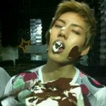 얼굴로 <b>케익</b> 먹는중인 아이돌