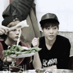 [시우민] 훠궈 다 되길 기다리시는 아버지(움짤)