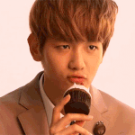 [백현] 컵<b>케익</b> 들고 포즈잡는 큥