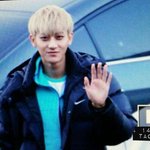 [타오] <b>체육관</b> 밖에 있던 팬들도 챙긴 타오