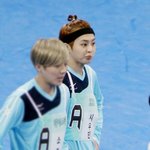 [시우민] 슈밍 <b>방황</b>하다가 일반석 팬분들 몇명하고 잘 놀았대