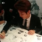 [<b>루한</b>] 싸인하고 있는 <b>루한</b> 