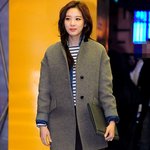 여대에 깔린 패션으로 입은 이청아