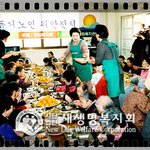 웃으시는 이유~?^^ 장길자회장님의 경로<b>위안</b>잔치가 있기 때문이죠.