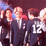 [백현] 경수똥침?하고도망가는백현이