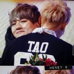 [백현] 타오랑 <b>포옹</b>하는 백현이