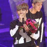 [도경수] 도쟈<b>기들</b>~ 꽃님이가 축하꽃다발 전해주러왔어~