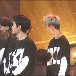 [<b>세훈</b>] 뒤에 있는 카이 앞으로 밀어주는 <b>세훈이</b>